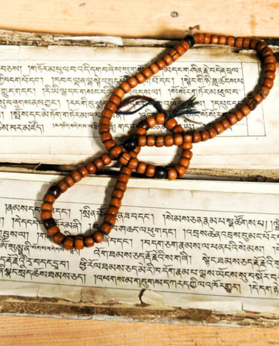 Alte Schriftzeichen auf Pergamentpapier