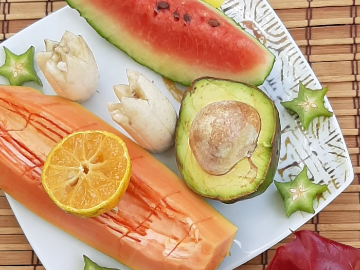 Obstteller mit Wassermelone und anderen Früchten