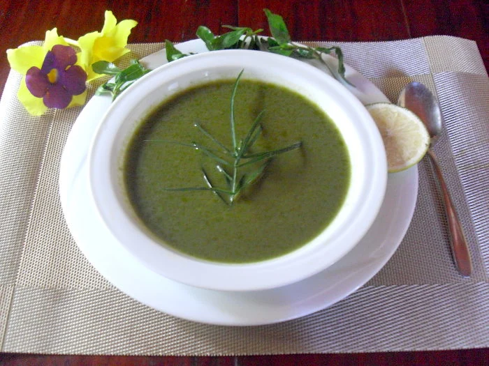 Kräutersuppe auf einem Teller