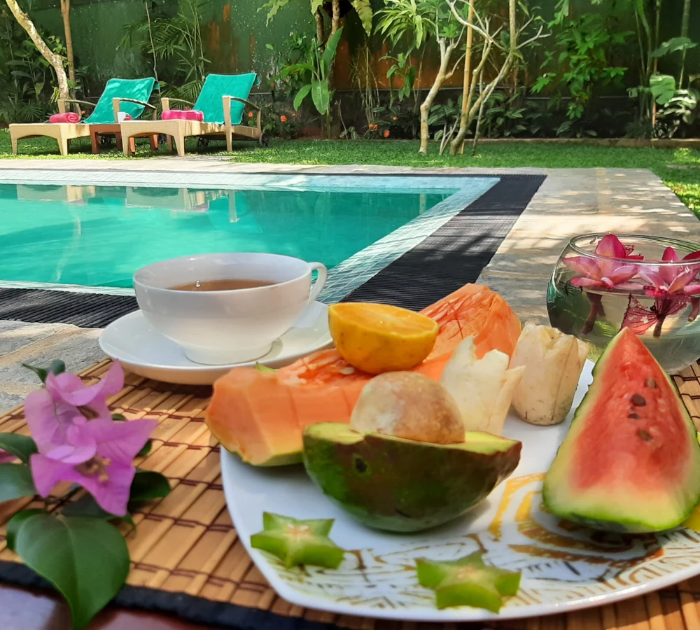 Nachruhen am Pool im Garten des Ayurveda-Zentrums