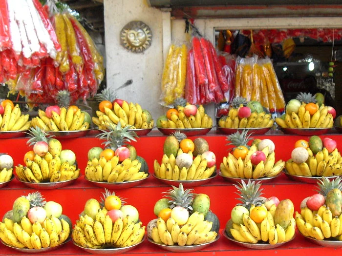 Opfergaben in Form von auf Tellern angeordnetem Obst